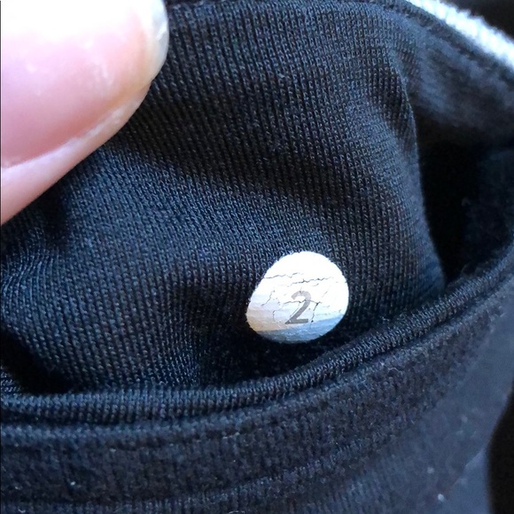 Reversable Lululemon cropped black leggings Size 2 - Picture 5 of 5
